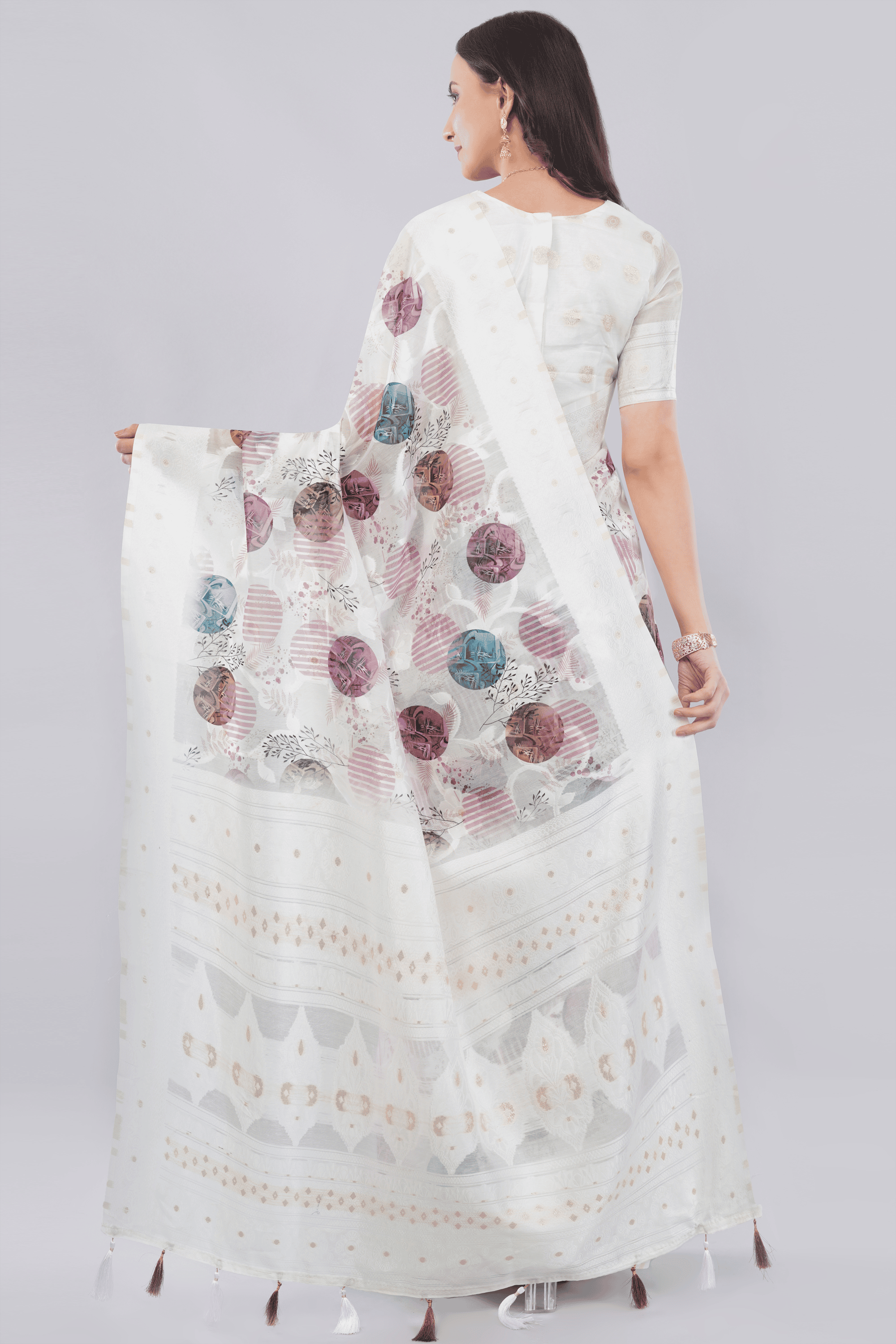 Samantha Off White Abstract Circle Printed Regular Saree with Zari Border