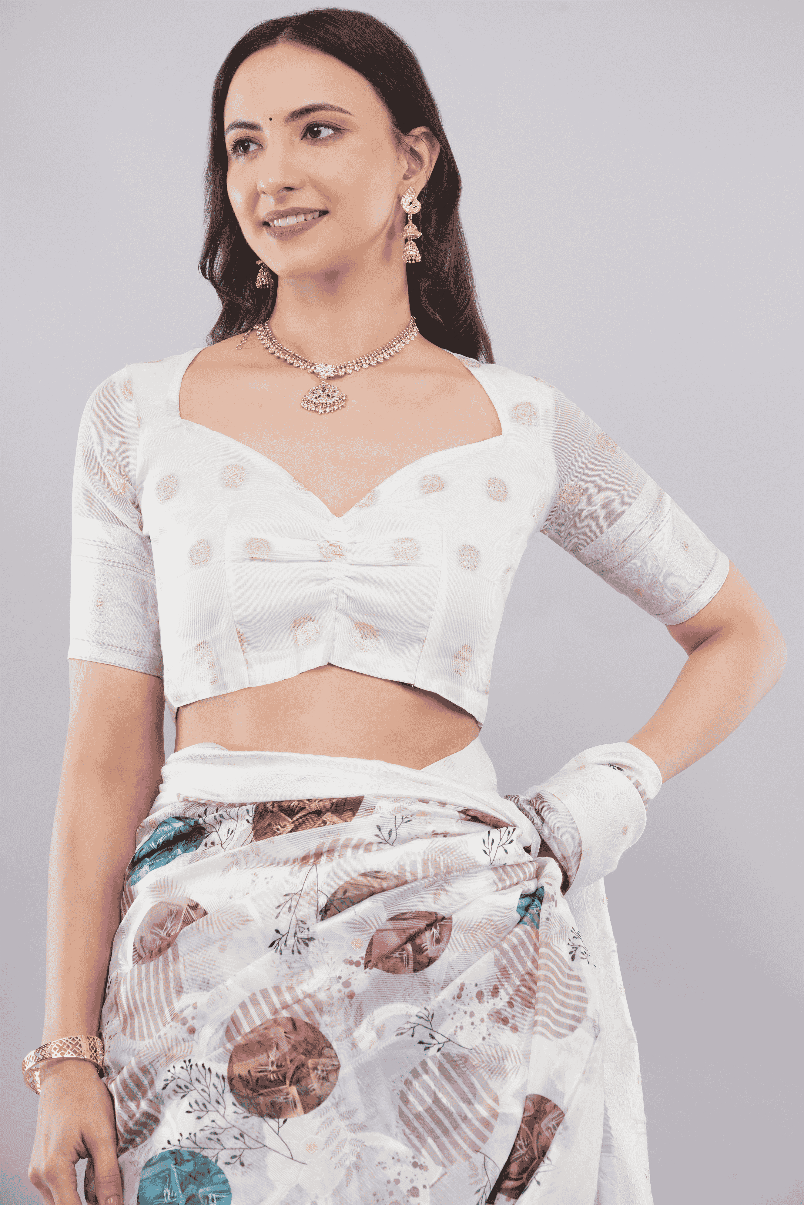 Samantha Off White Abstract Circle Printed Regular Saree with Zari Border