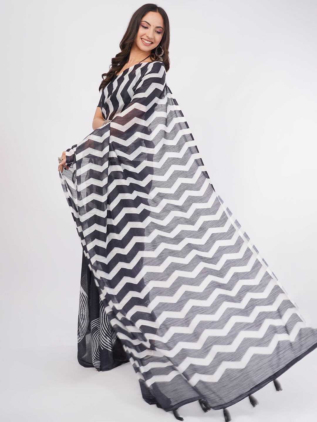 Samantha Women's Black & White Zigzag Chevron Linen Saree with Spiral Print Pleats | Modern Geometric Office Wear