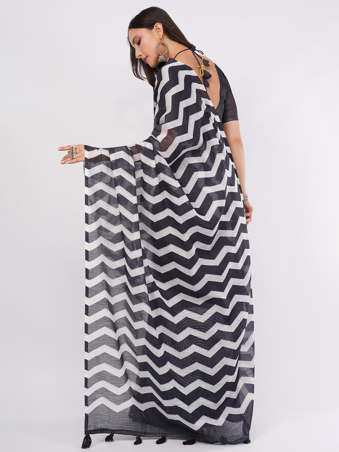 Samantha Women's Black & White Zigzag Chevron Linen Saree with Spiral Print Pleats | Modern Geometric Office Wear