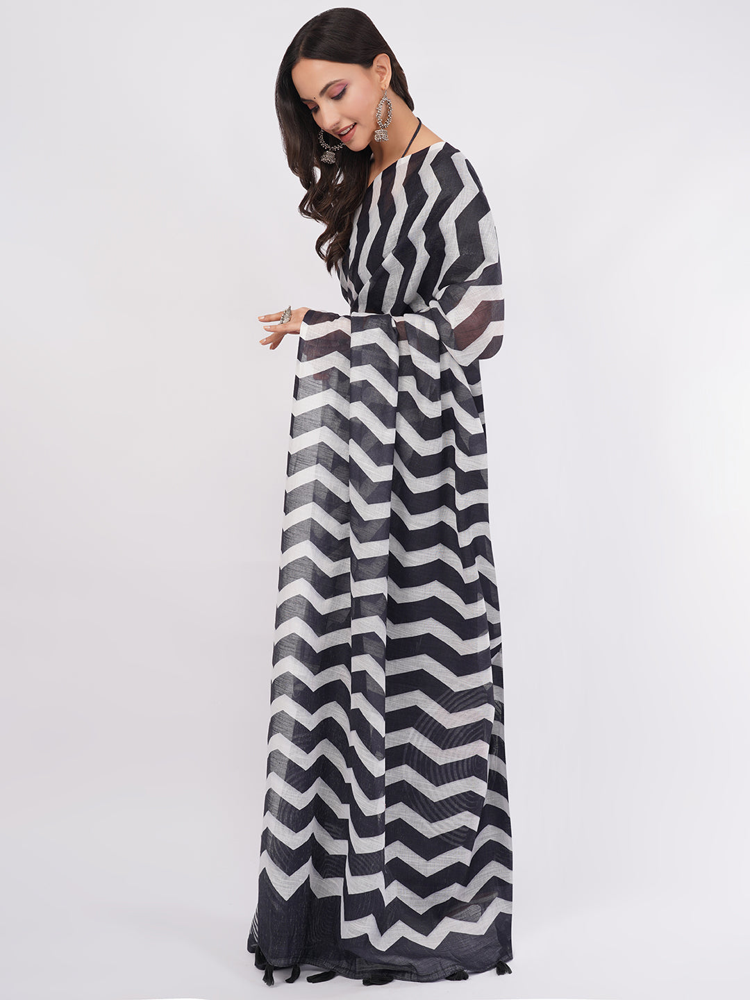Samantha Women's Black & White Zigzag Chevron Linen Saree with Spiral Print Pleats | Modern Geometric Office Wear