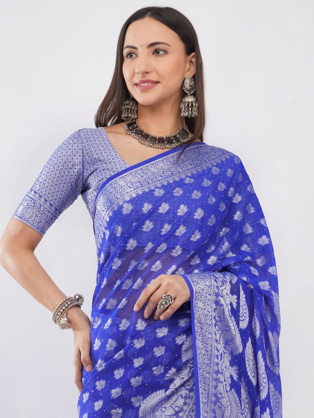 Samantha Blue And White Abstract Geometric Printed Georgette Saree With Unstitched Blouse Piece For Women Casual Wear