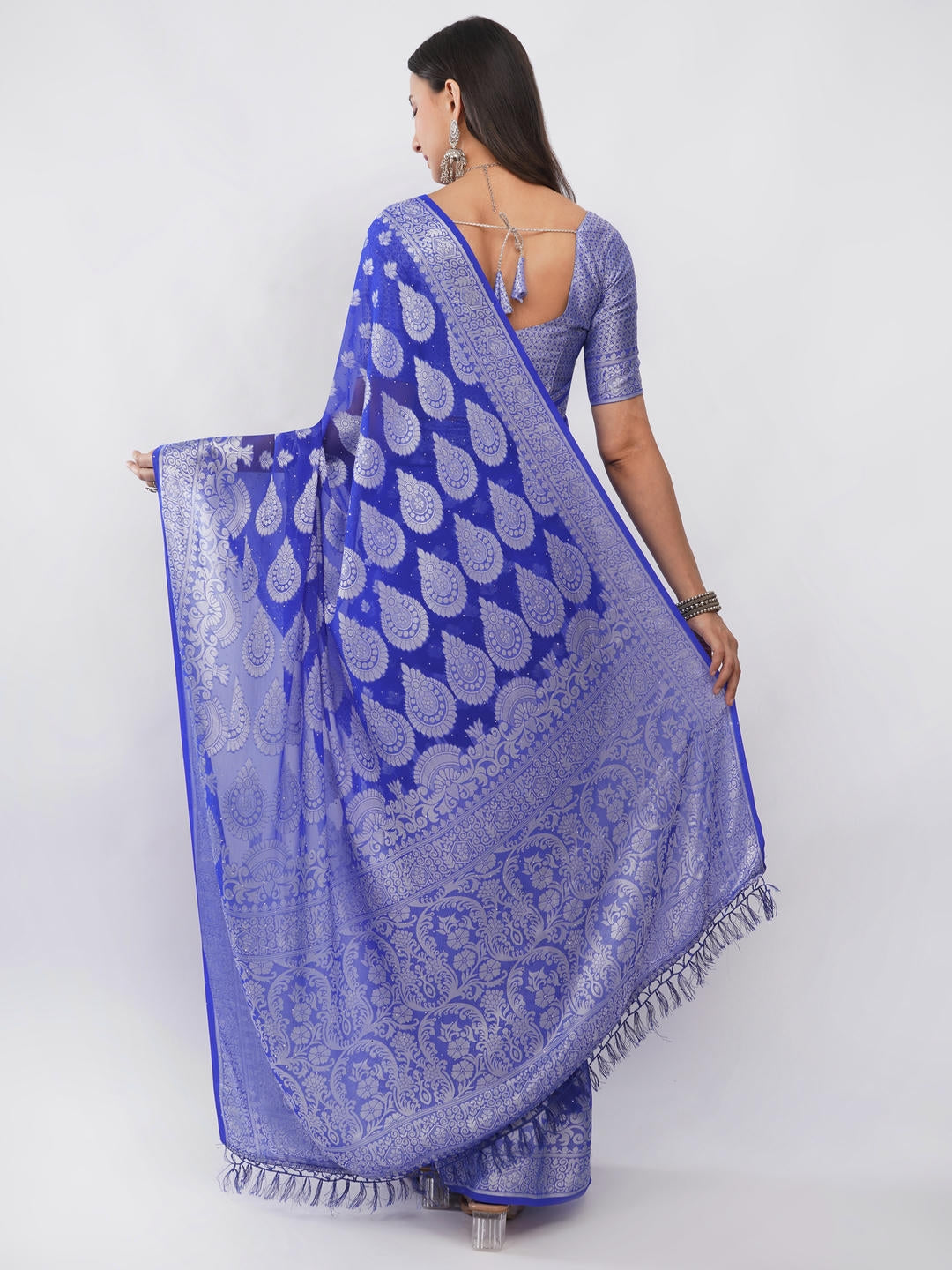 Samantha Blue And White Abstract Geometric Printed Georgette Saree With Unstitched Blouse Piece For Women Casual Wear