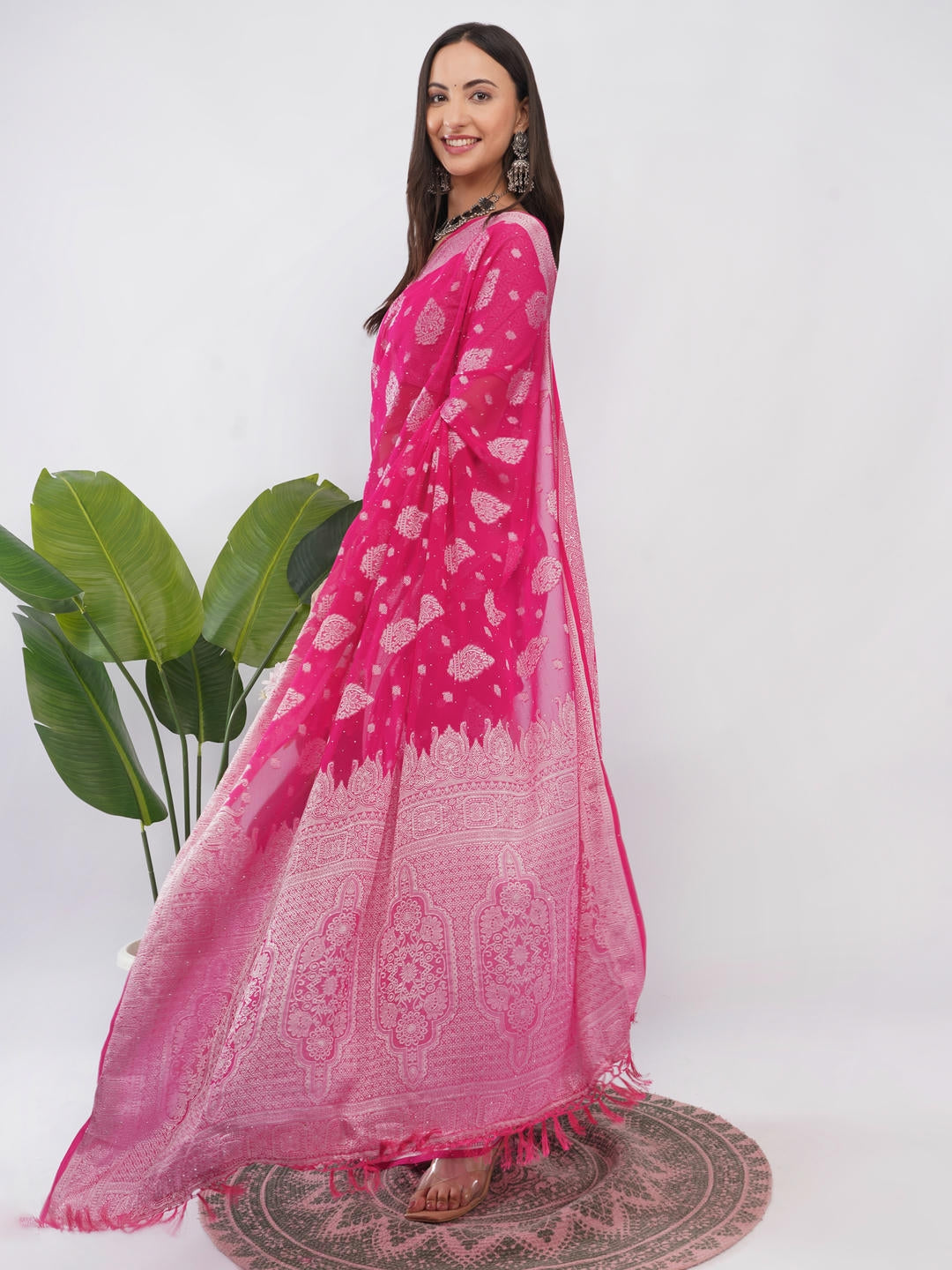Samantha Red And Pink Abstract Geometric Printed Georgette Saree With Unstitched Blouse Piece For Women Casual Wear